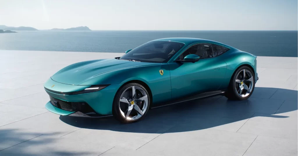 हरे रंग की नई Ferrari Amalfi सुपरकार एक खूबसूरत लोकेशन पर खड़ी है, जो उसकी रफ्तार और लग्जरी को दर्शा रही है।