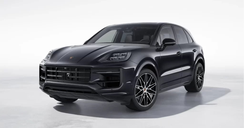 नई Porsche Cayenne ब्लैक एडिशन एसयूवी एक स्टाइलिश ब्लैक कलर में खड़ी है, जो उसके दमदार और लग्जरी लुक को दर्शा रही है।